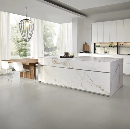 Cucina Design con isola Giza neolith + Arena Line di Maistri