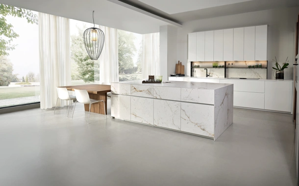 Cucina Design con isola Giza neolith + Arena Line di Maistri
