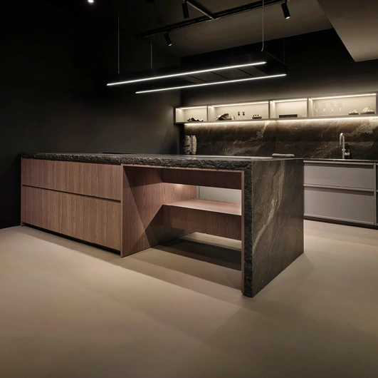Cucina Design con penisola K table + Arena + Rim in laccato e legno di Maistri