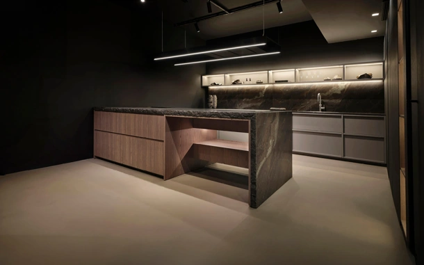 Cucina Design con penisola K table + Arena + Rim in laccato e legno di Maistri