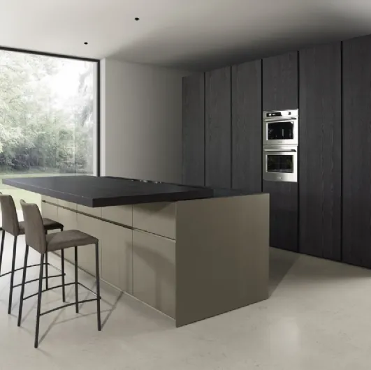 Cucina Design con isola Giza 04 in laccato e legno di Maistri