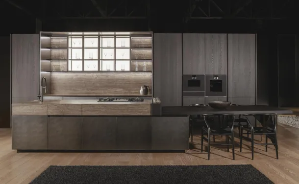 Cucina Design con isola Monolite in laccato Liquid Steel e marmo Travertino di Scic