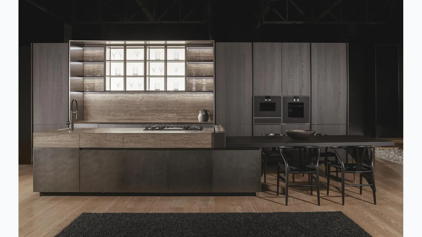 Cucina Design con isola Monolite in laccato Liquid Steel e marmo Travertino di Scic
