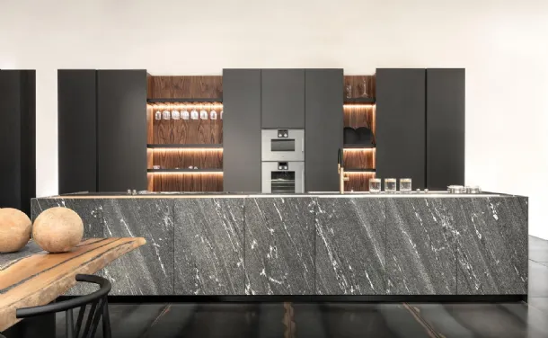 Cucina Design con isola Pompei in granito Via Lattea di Scic