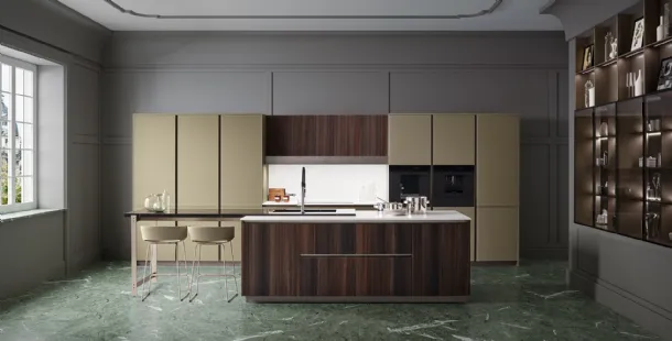 Cucina Moderna con isola Lounge 05 in Vetro laccato opaco Verde e Canneté Rovere Scuro di Veneta Cucine