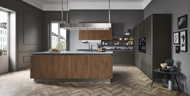 Cucina Moderna Ri-flex 02 con isola in Olmo antico e vetro laccato opaco Marrone Oliva di Veneta Cucine