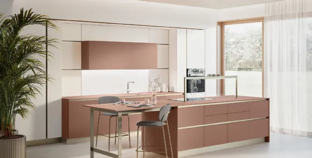Cucina Moderna con isola Oyster 06 in laccato Rosso Etrusco e Beige Grain Dek di Veneta Cucine