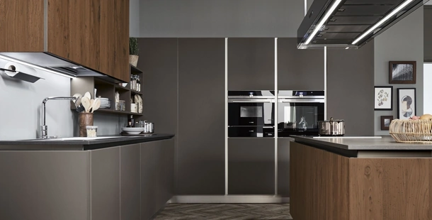 Cucina Moderna Ri-flex 02 con isola in Olmo antico e vetro laccato opaco Marrone Oliva di Veneta Cucine