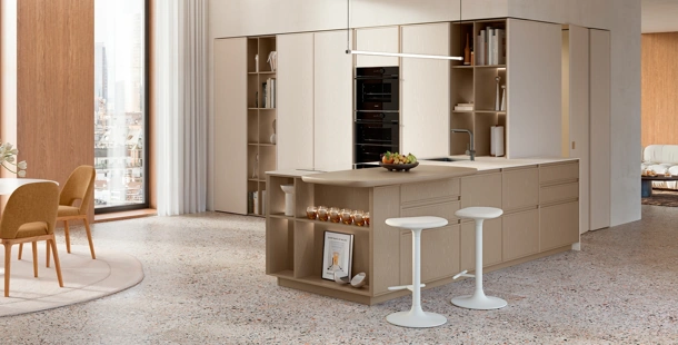 Cucina Moderna con penisola Sakura 19 in Frassino laccato Marrone e Crema di Veneta Cucine