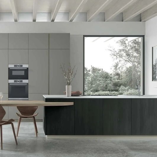 Cucina Moderna in Pet Grigio Fumo con penisola in Larice Noir Metropolis 15 di Stosa