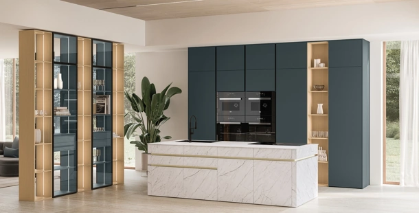 Cucina Moderna con isola Iconica 05 in laccato e ceramica di Veneta Cucine