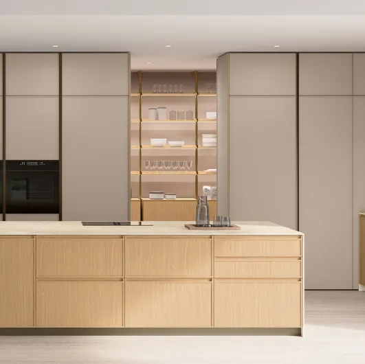 Cucina Moderna con isola Sakura 02 in Rovere e laccato Alabastro di Veneta Cucine