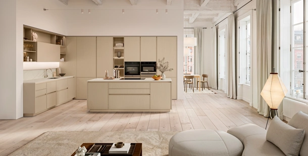 Cucina Moderna con isola Sakura 04 in Frassino laccato Beige di Veneta Cucine