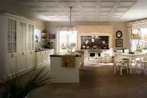 Cucina Shabby Chic con isola in legno laccato con pensili a vetrina Sweet Kitchen English Style di Callesella