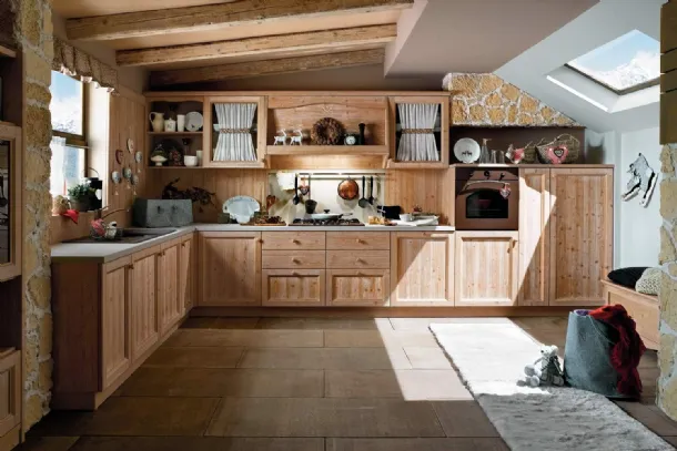 Cucina lineare su misura in legno con ante pensili in vetro Everyday Cotone di Callesella