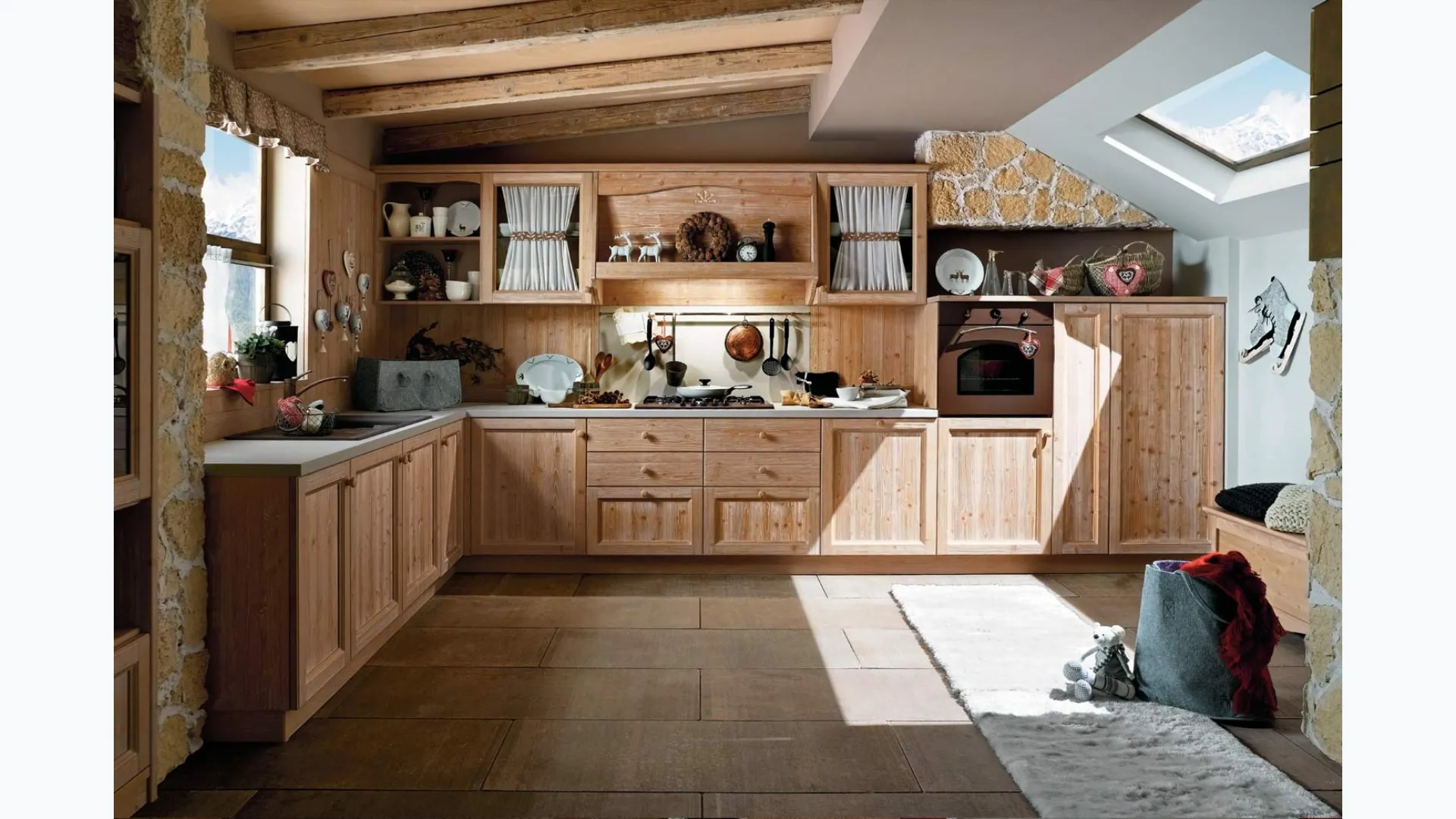 Cucina lineare su misura in legno con ante pensili in vetro Everyday Cotone di Callesella