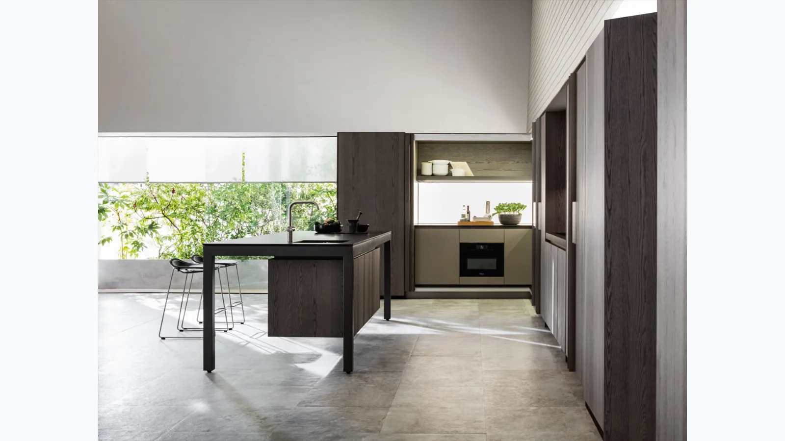 Cucina Design con isola Banco in Rovere Grafite e top in Granito Nero di Dada