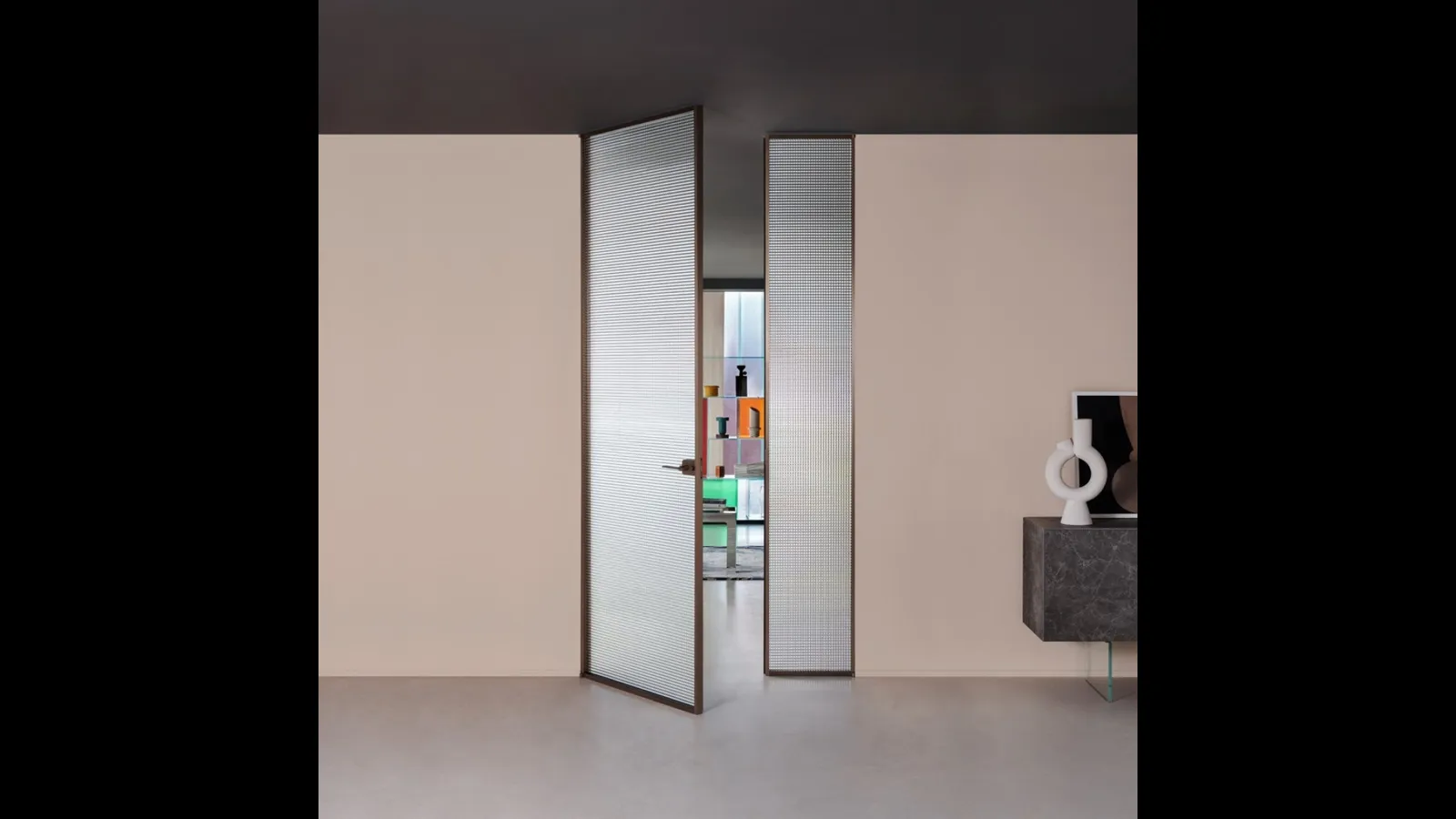 Porta per interni a filo muro Sherazade Double Swing in vetro con telaio in alluminio Plain di Glas Italia