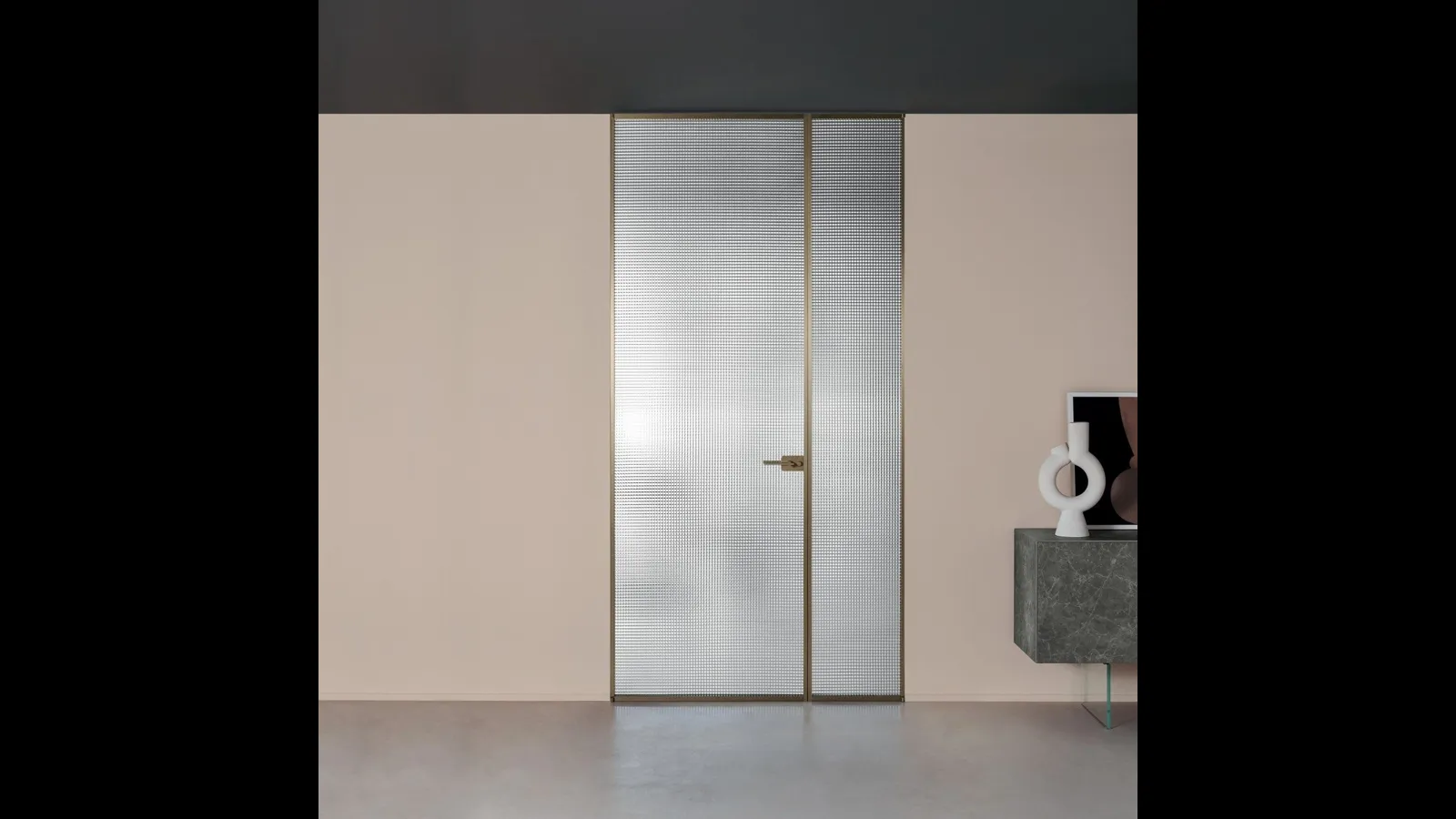Porta per interni a filo muro Sherazade Double Swing in vetro con telaio in alluminio Plain di Glas Italia