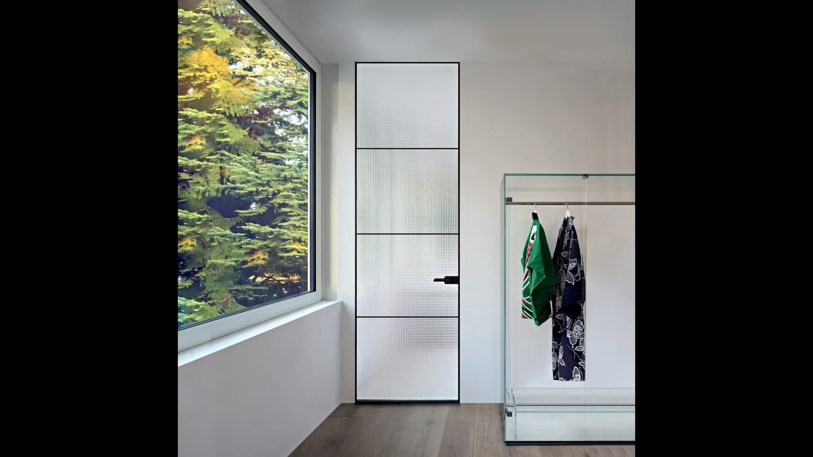 Porta per interni Sherazade Swing Plain Plus in vetro con telaio in alluminio di Glas Italia