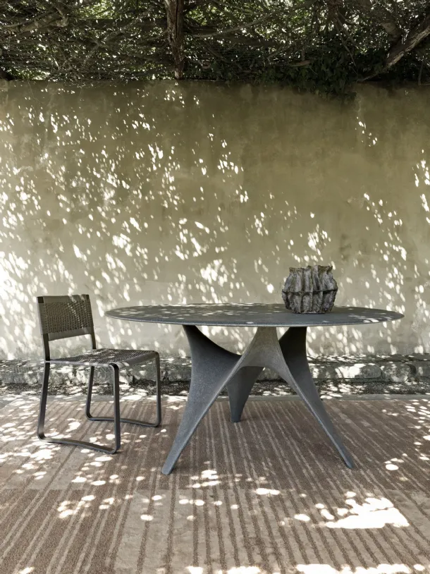 Tavolo rotondo di design Arc realizzato interamente in cemento di Molteni & C