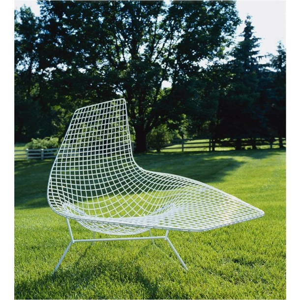 Poltroncina in metallo Bertoia Asymmetric Chaise di Knoll
