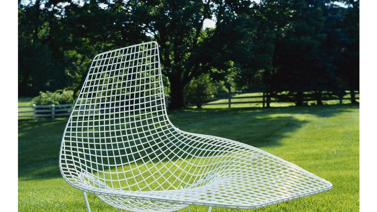 Poltroncina in metallo Bertoia Asymmetric Chaise di Knoll