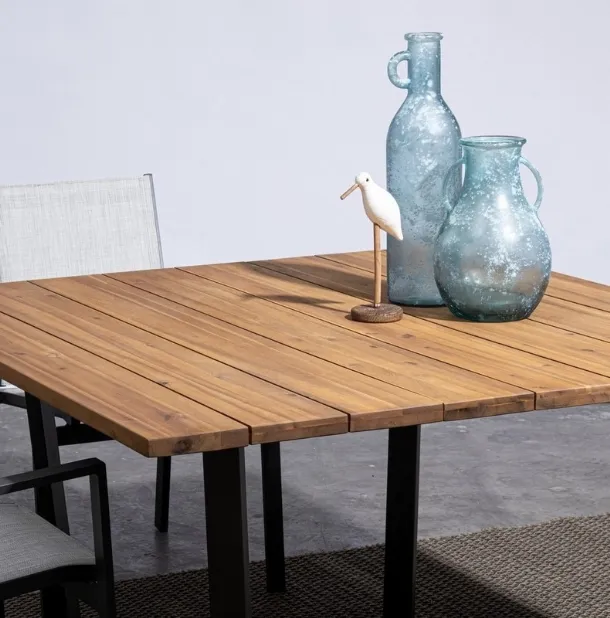 Tavolo in legno di Acacia e gambe in acciaio  Helsinki di Bizzotto