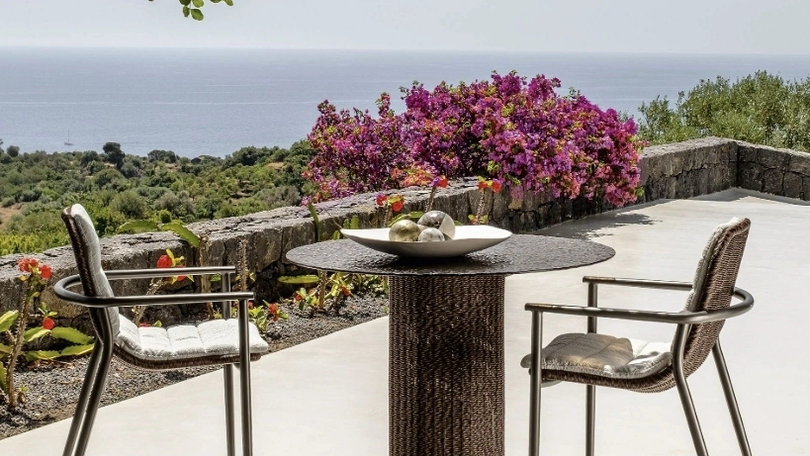 Tavolo in vetro e sedie in midollino Bond di Talenti