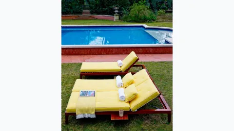 Lettino C'est la Vie in legno di mogano lucido e imbottitura in tessuto di Unopiu