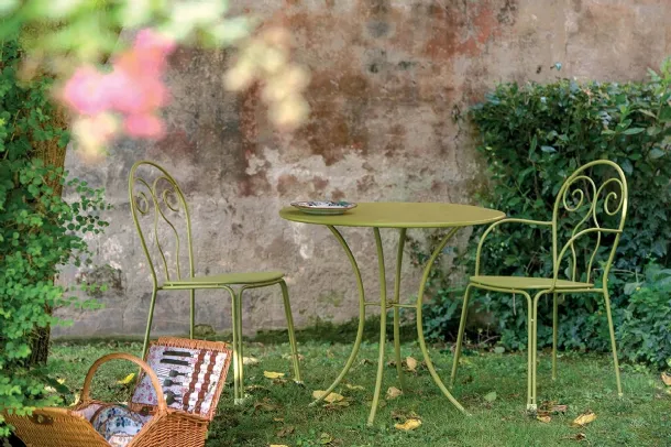 Poltroncina, sedia e tavolino in acciaio vernciato verde Caprera di Emu