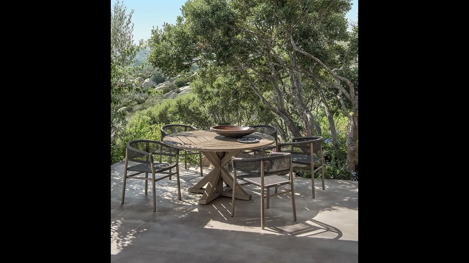 Tavolo rotondo in Teak Cronos di Ethimo