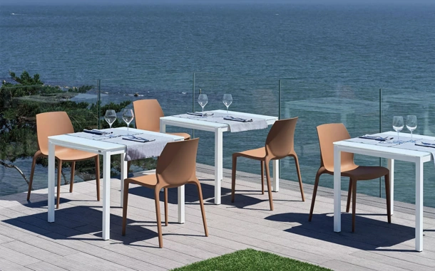 Tavolo Diesis Outdoor con top in vetro di Bontempi