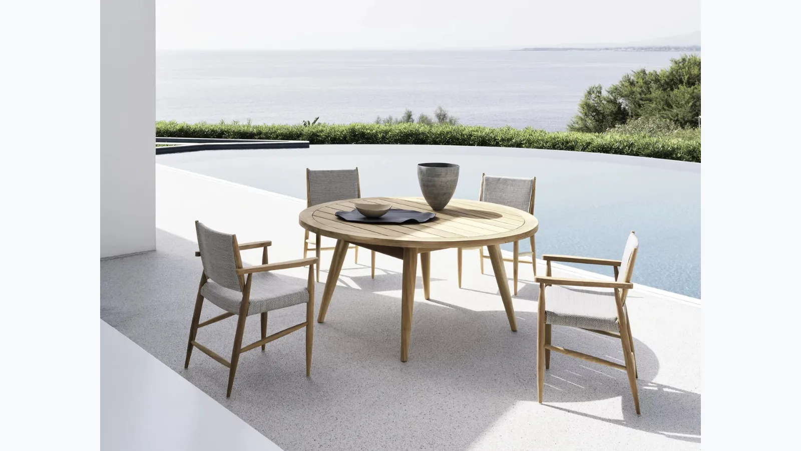 Tavolo rotondo Eidos in teak di Gervasoni