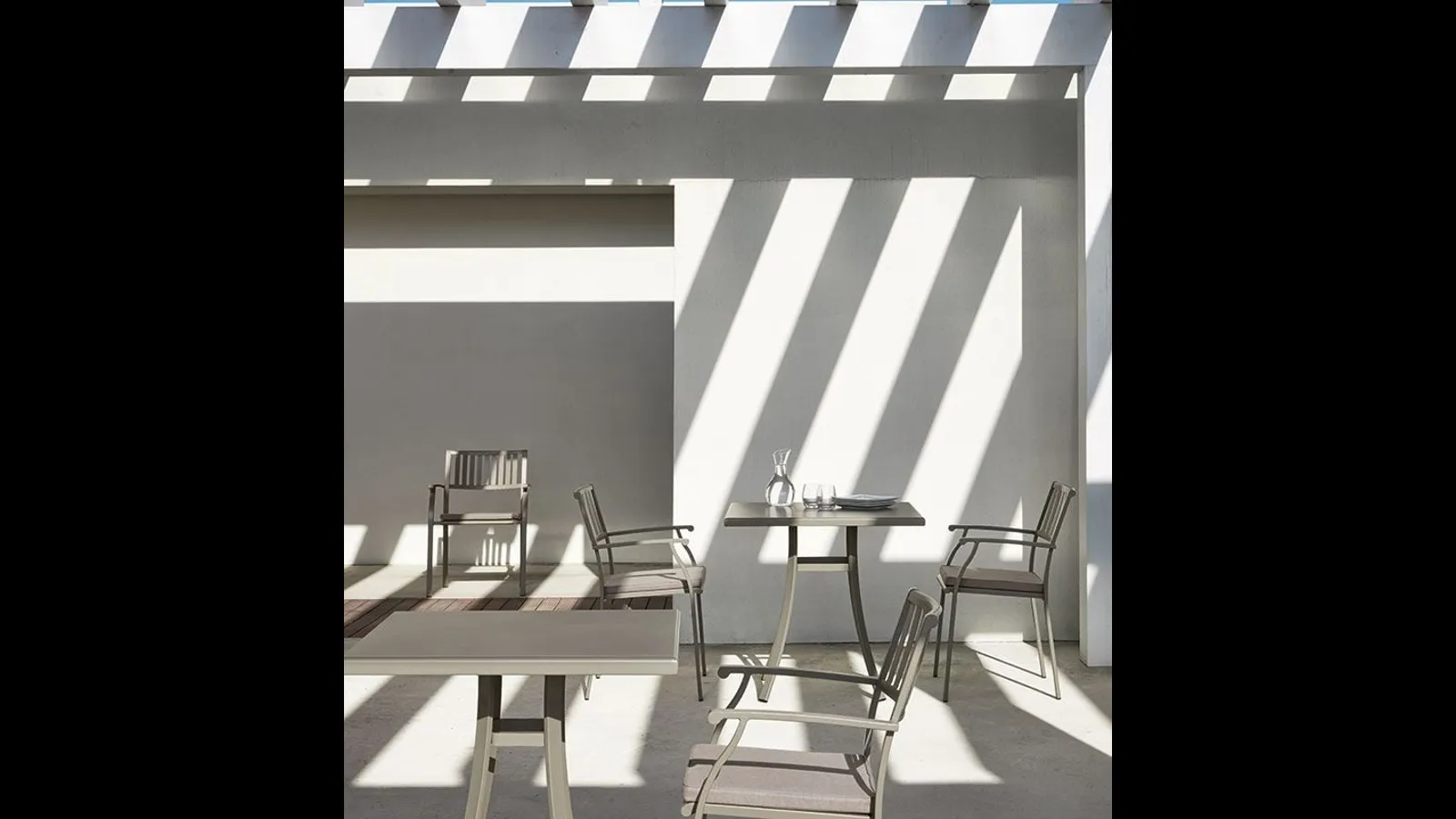 Poltroncina e Tavolo Elisir di Ethimo