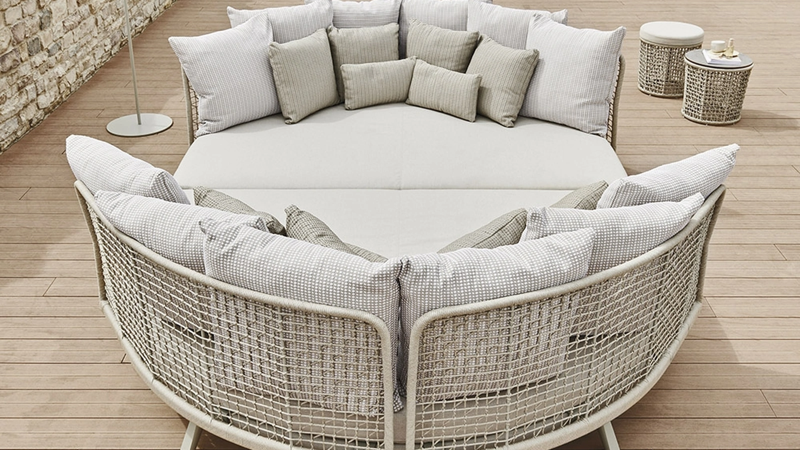 Divano Emma Daybed Compact in fibra intrecciata di Varaschin