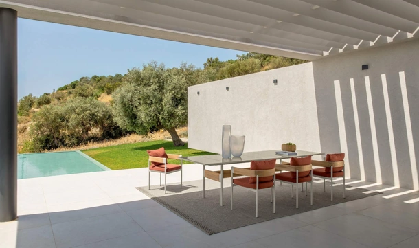 Tavolo in gres e Sedie in legno e tessuto Flow di Talenti