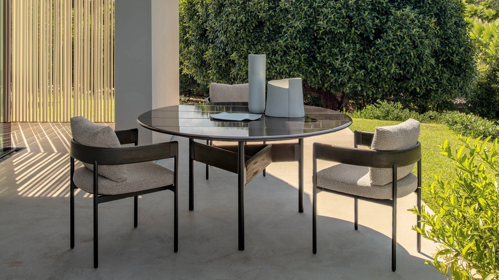 Tavolo in gres e Sedie in legno e tessuto Flow di Talenti