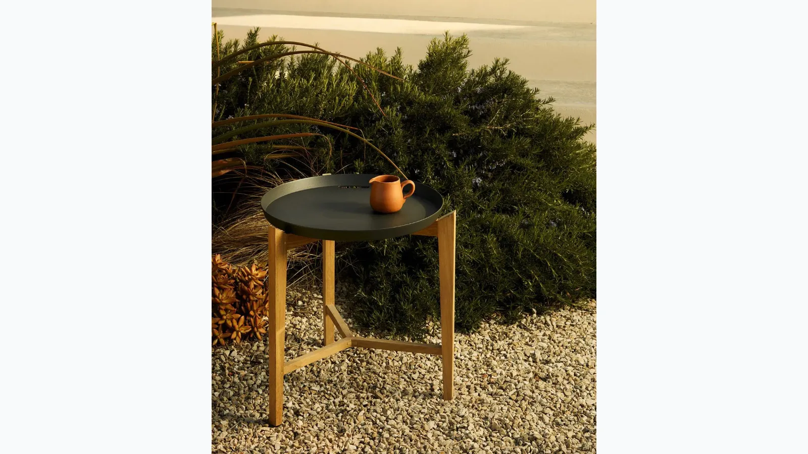 Tavolino Fresbee in alluminio e teak di Unopiu