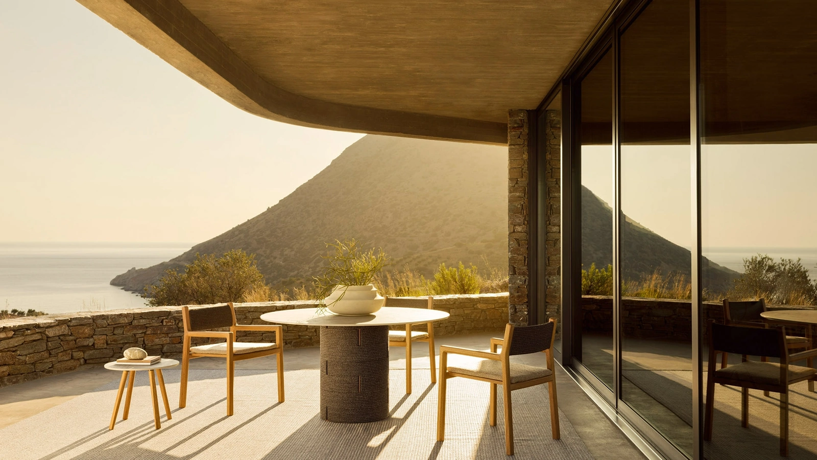 Sedia Gianna Poltroncina in tessuto e legno di Varaschin