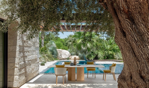 Tavolo in marmo e legno e Sedie in poliuretano e legno Itaca di Talenti