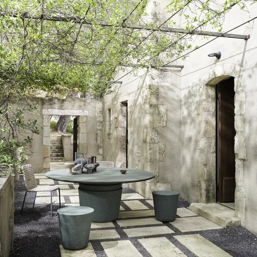 Kasane Pouf e Tavolo in terracotta di Gervasoni