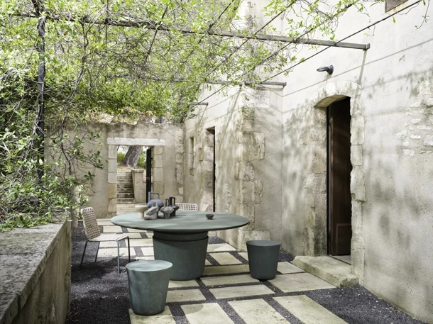 Kasane Pouf e Tavolo in terracotta di Gervasoni