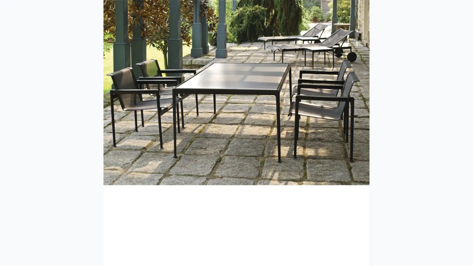 Tavolo e sedie da giardino 1966 Collection In Black di Knoll