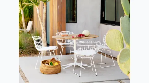 Tavolo con top in teak Petal Dining Table di Knoll