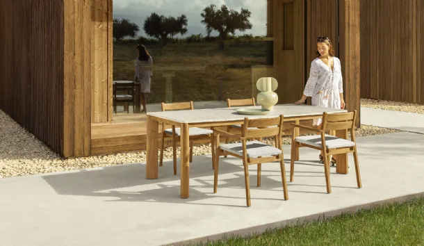 Tavolo in legno e graniglia con Sedie in legno Oliver di Talenti