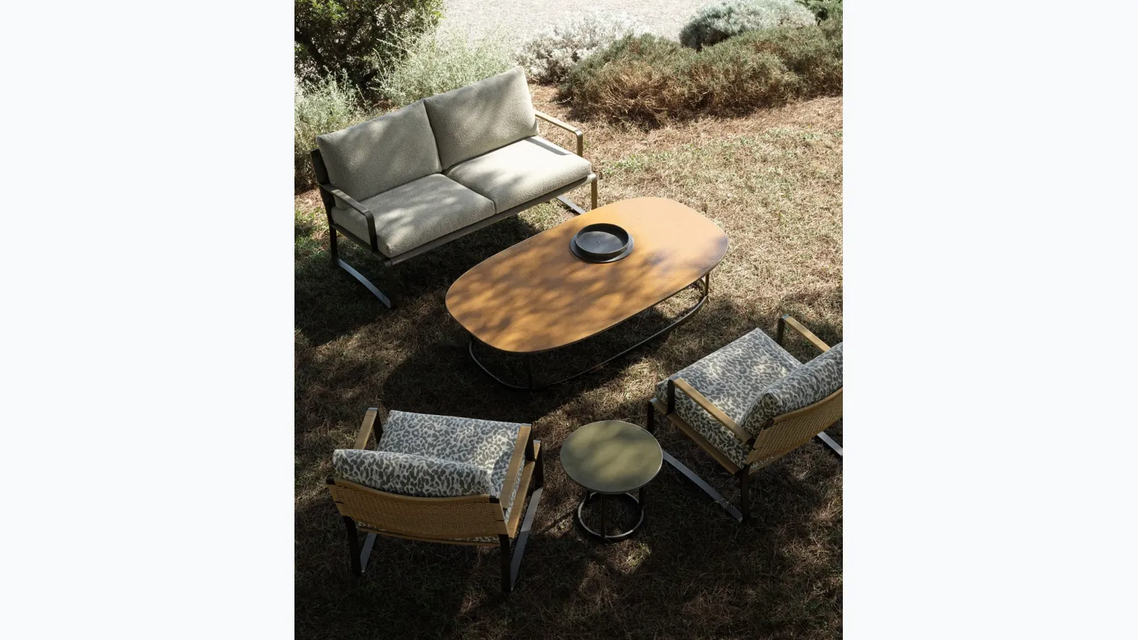 Divano lineare e poltroncina Phoenix di Molteni & C