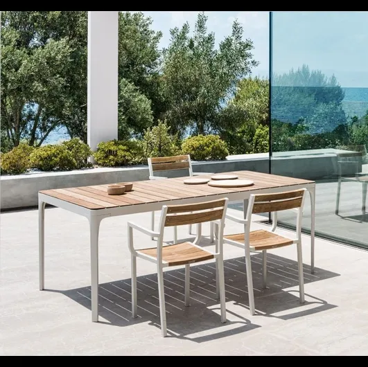 Tavolo Play in teak di Ethimo