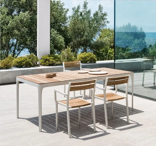 Tavolo Play in teak di Ethimo