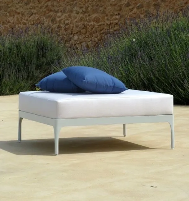 Pouf Infinity in tessuto e alluminio di Ethimo